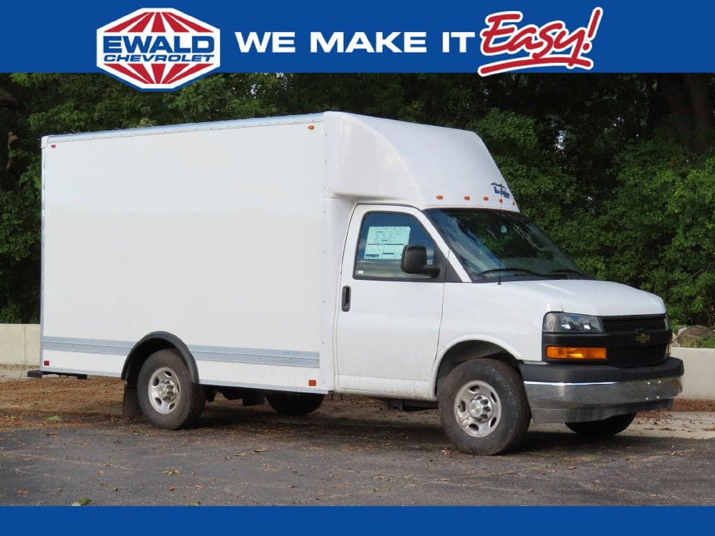 2026 Chevrolet Express Commercial Cutaway Base — photo 1 of 18