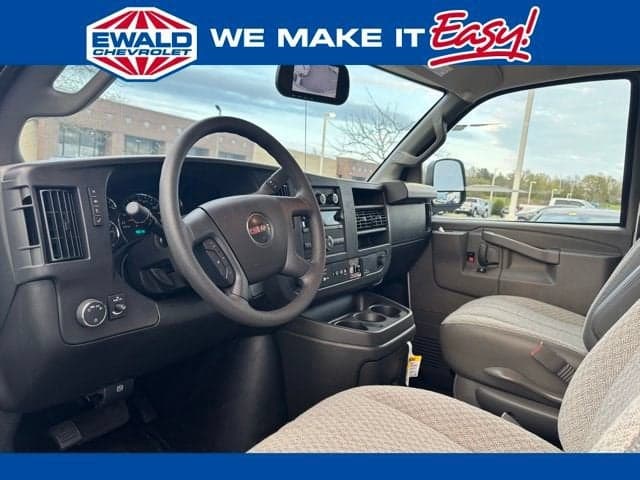 2025 GMC Savana Commercial Cutaway Base — photo 1 of 34