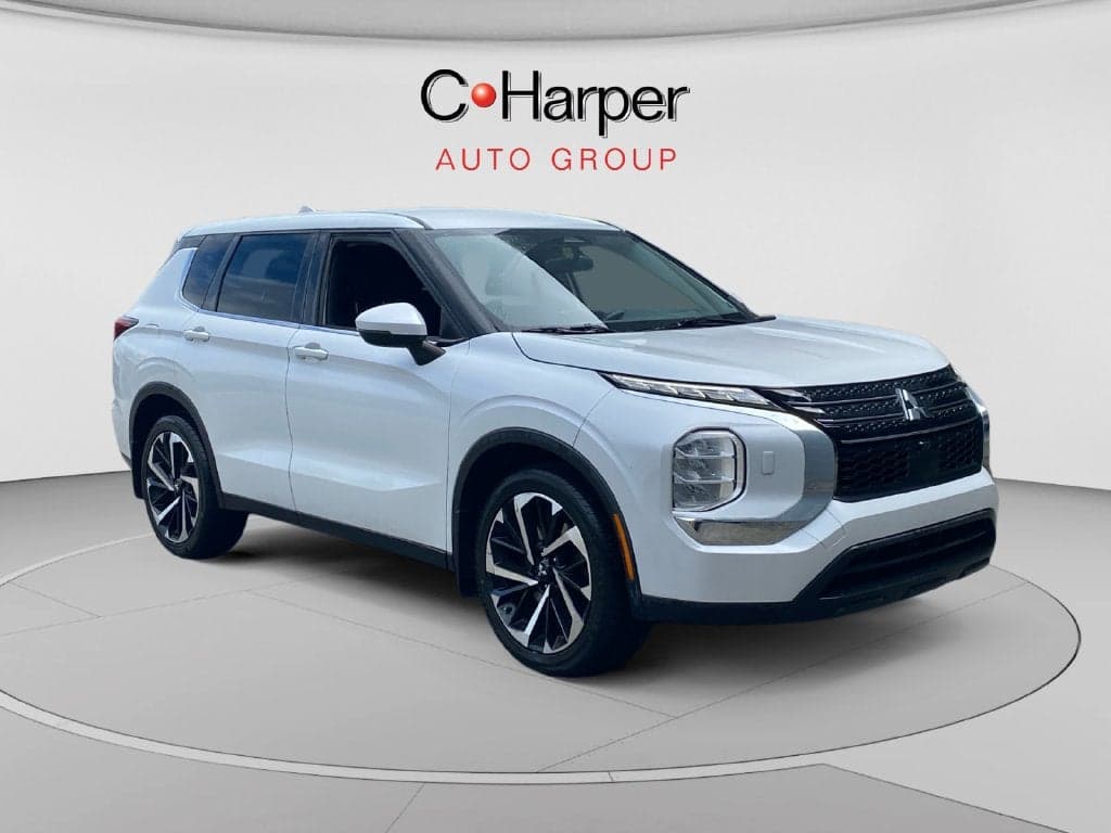 2022 Mitsubishi Outlander ES — photo 1 of 33