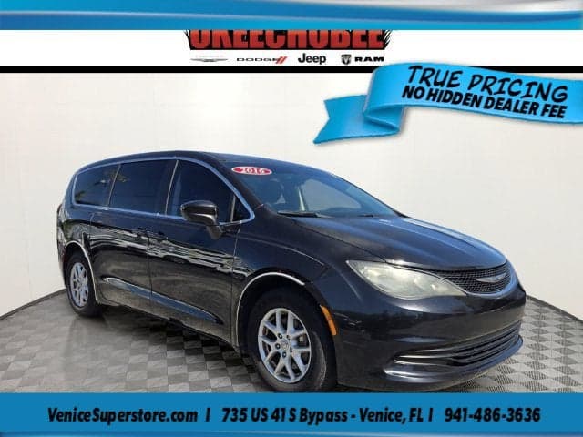 2017 Chrysler Pacifica Touring — photo 1 of 5