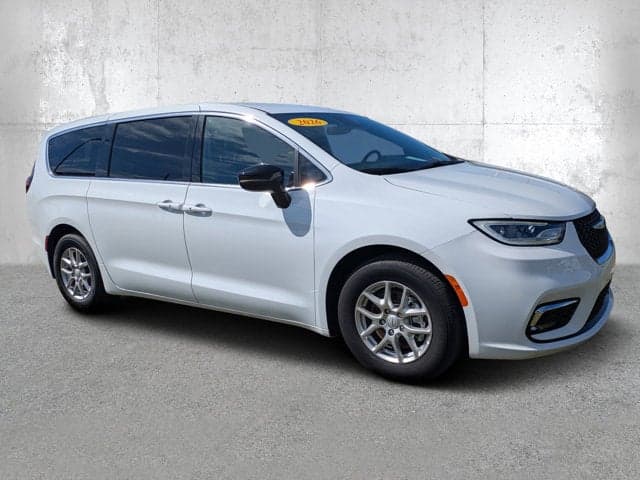 2026 Chrysler Pacifica Select — photo 1 of 5