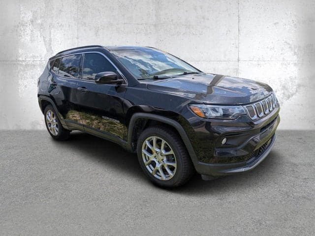 2022 Jeep Compass Latitude Lux — photo 1 of 34