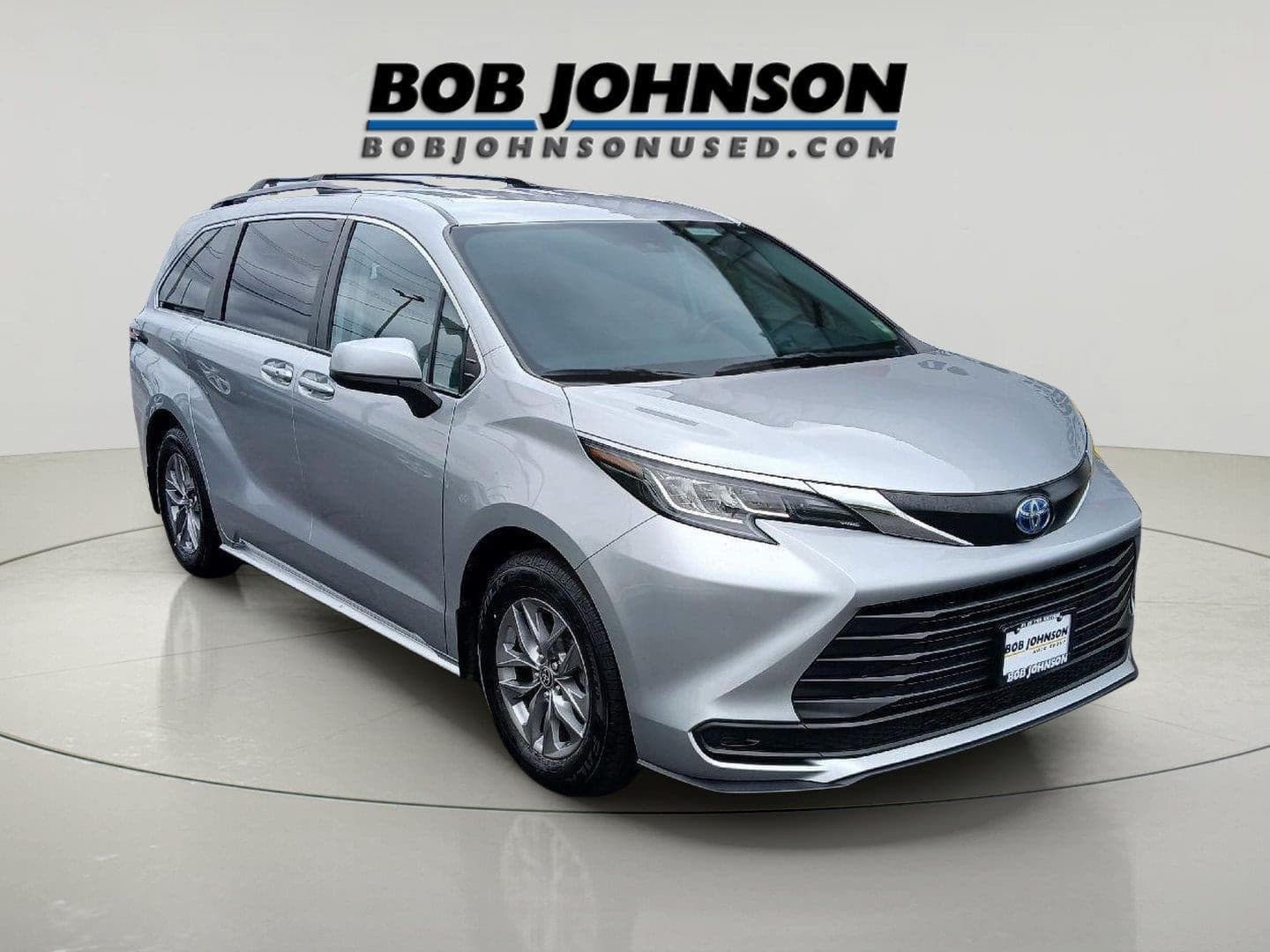 2022 Toyota Sienna LE — photo 1 of 32