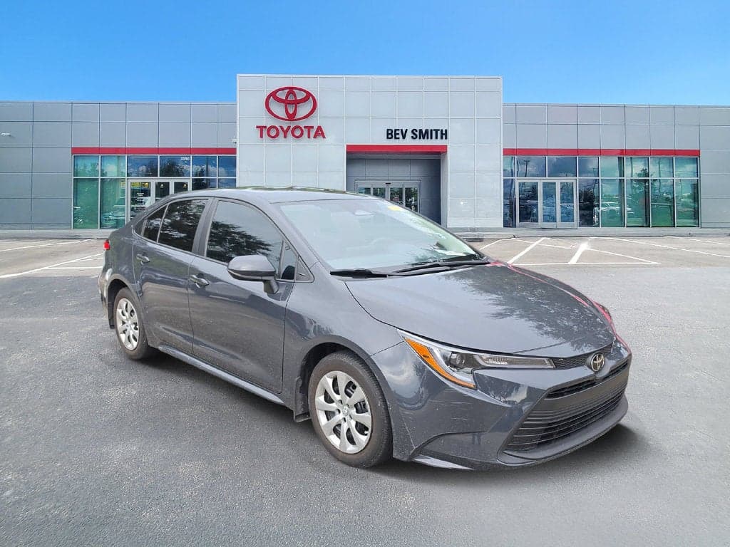 2025 Toyota Corolla LE — photo 1 of 11