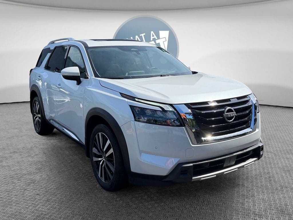 2025 Nissan Pathfinder Platinum — photo 1 of 44