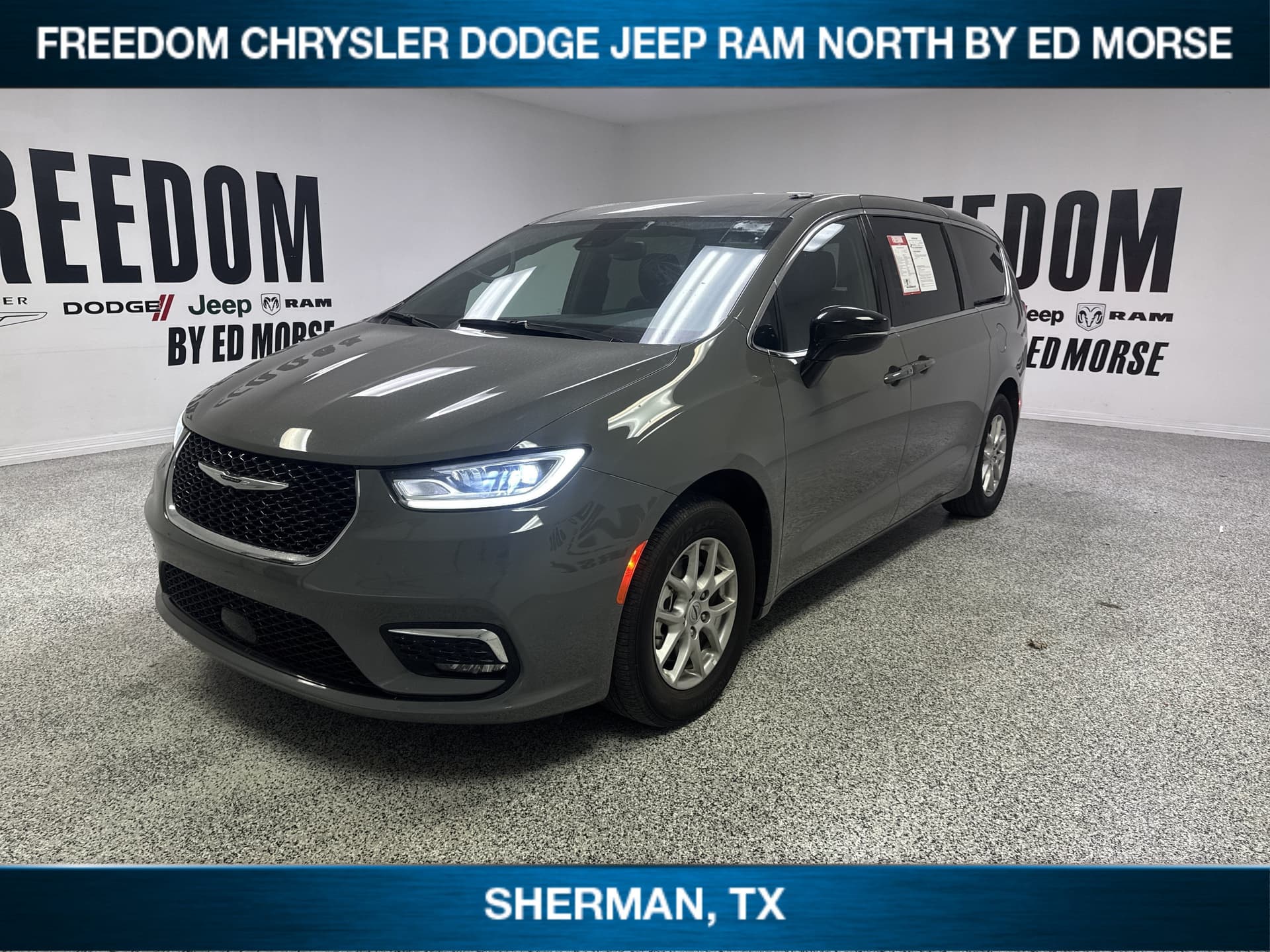 2025 Chrysler Pacifica Select — photo 1 of 5