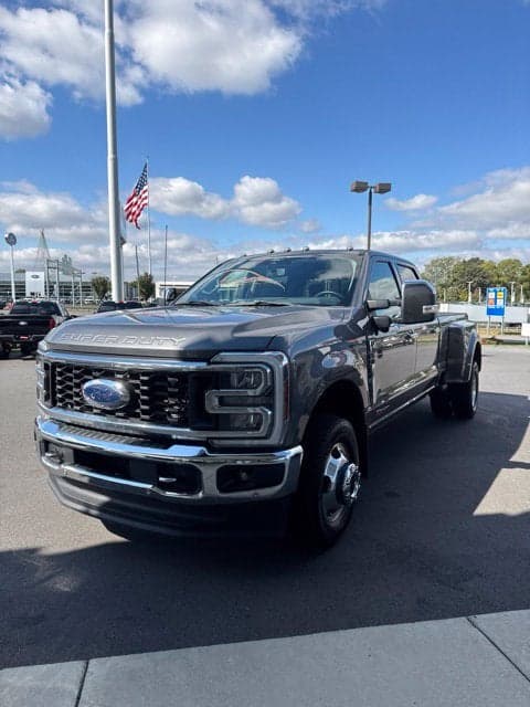 2024 Ford Super Duty F-350 DRW LARIAT — photo 1 of 3