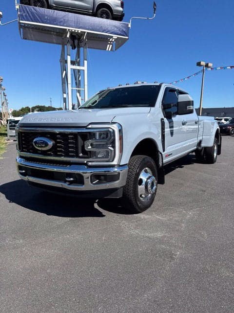 2024 Ford Super Duty F-350 DRW LARIAT — photo 1 of 2