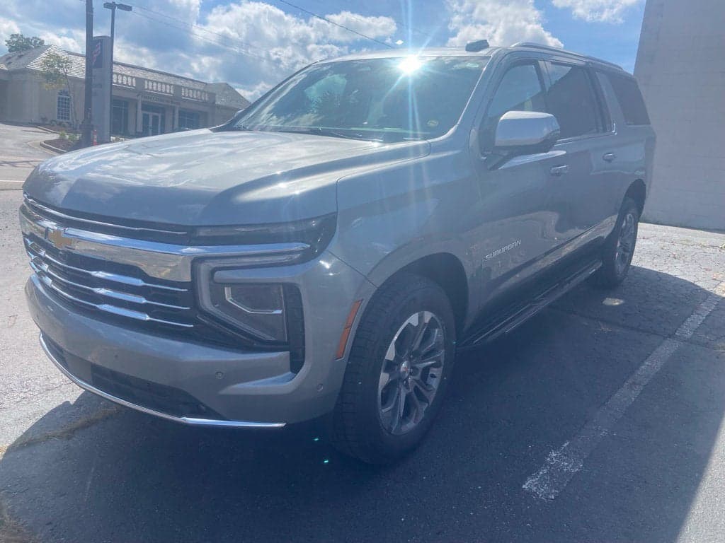 2025 Chevrolet Suburban LT — photo 1 of 15