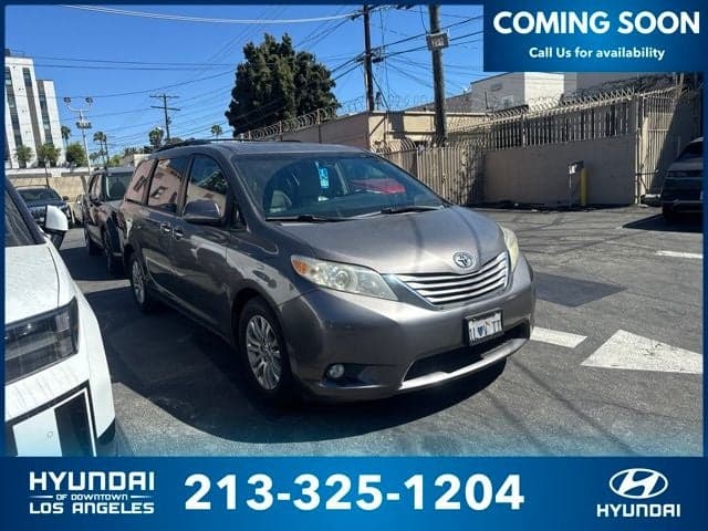 2017 Toyota Sienna XLE — photo 1 of 17