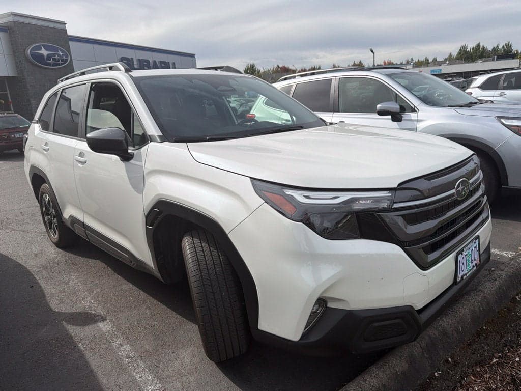 2025 Subaru Forester Premium — photo 1 of 12