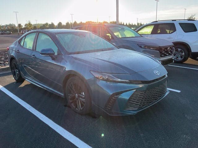 2025 Toyota Camry SE — photo 1 of 5