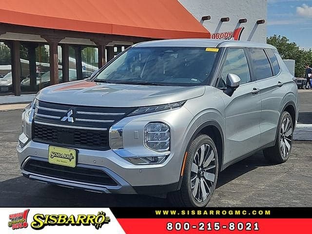 2025 Mitsubishi Outlander SE — photo 1 of 4