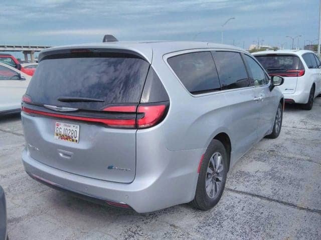2023 Chrysler Pacifica Touring L — photo 1 of 5