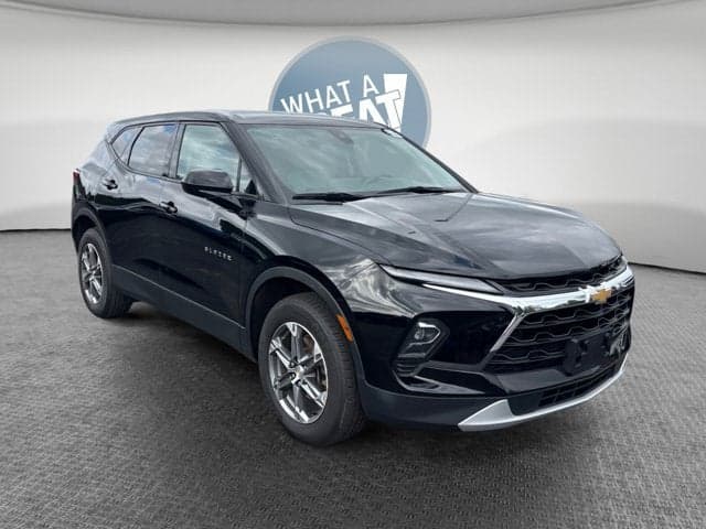 2023 Chevrolet Blazer Base — photo 1 of 17