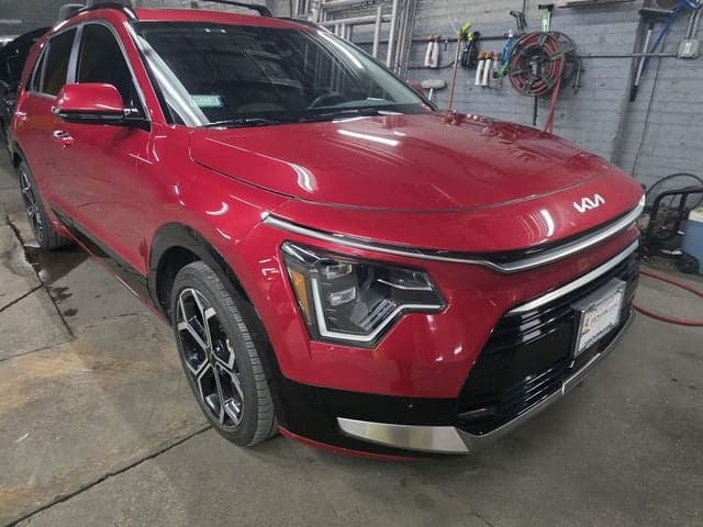 2023 Kia Niro SX Touring — photo 1 of 12