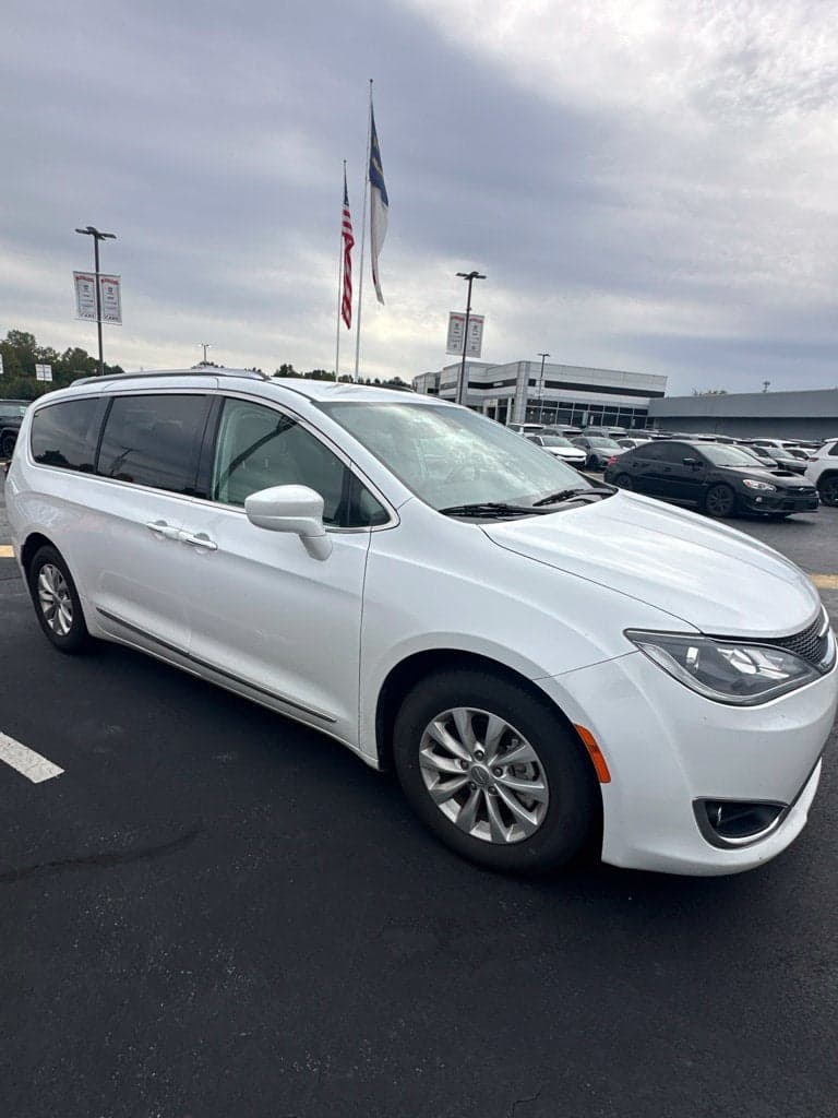 2019 Chrysler Pacifica Touring L — photo 1 of 5