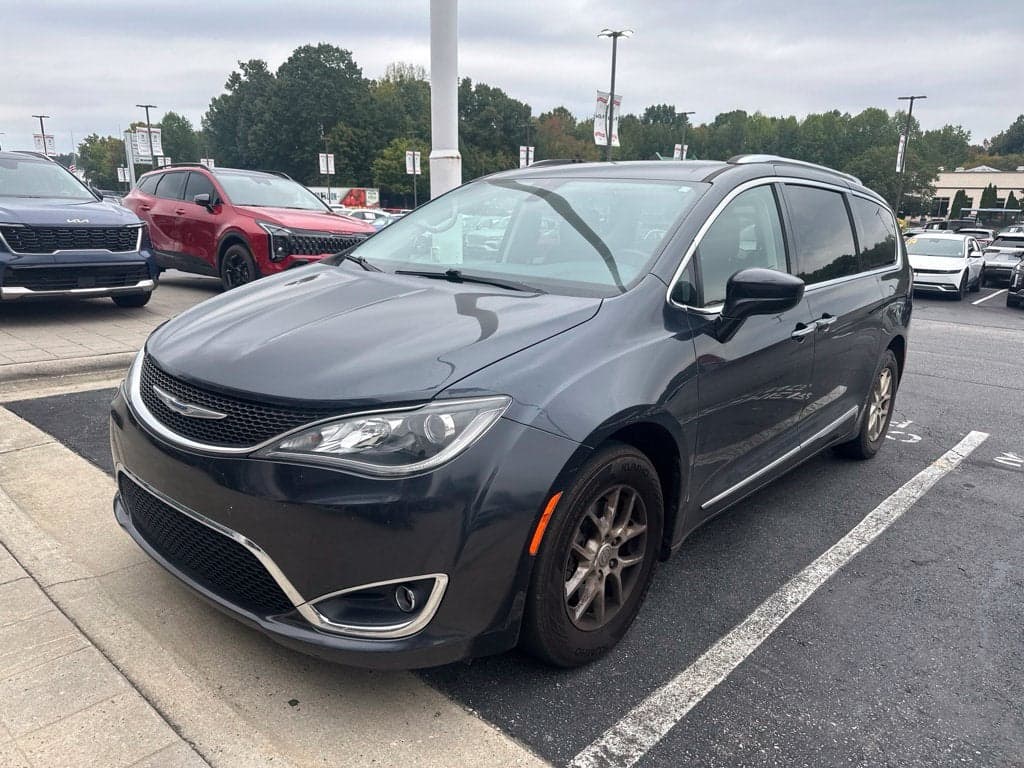 2020 Chrysler Pacifica Touring L — photo 1 of 19