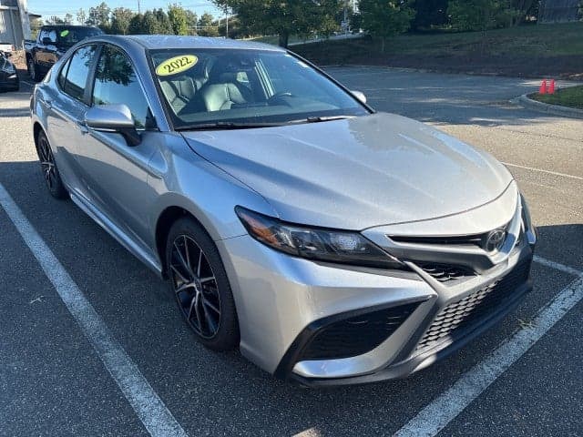 2022 Toyota Camry SE — photo 1 of 4