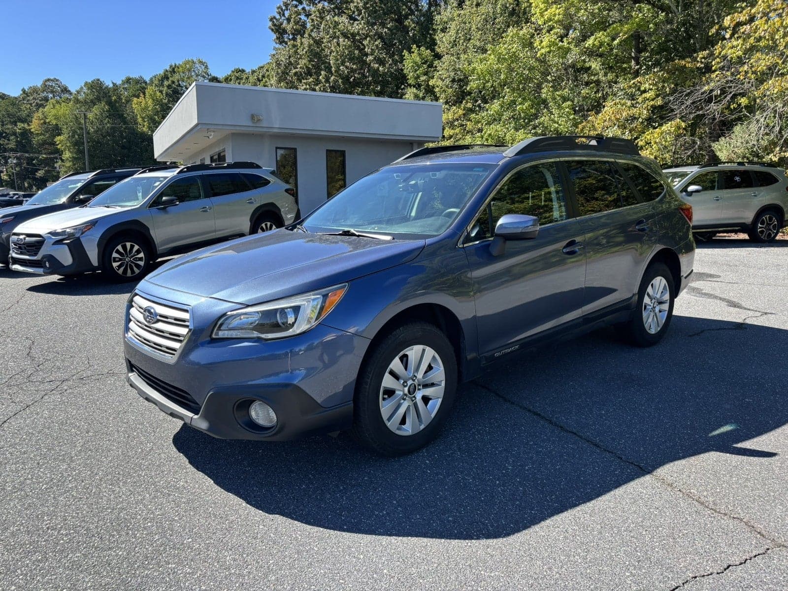 2017 Subaru Outback Premium — photo 1 of 21