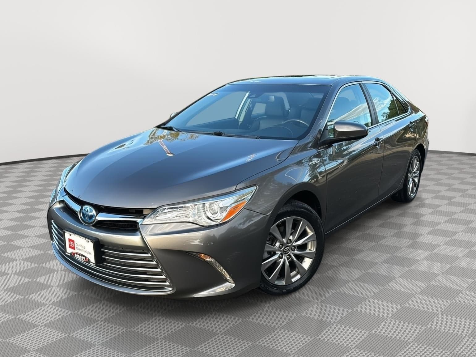 2017 Toyota Camry Hybrid XLE — photo 1 of 32