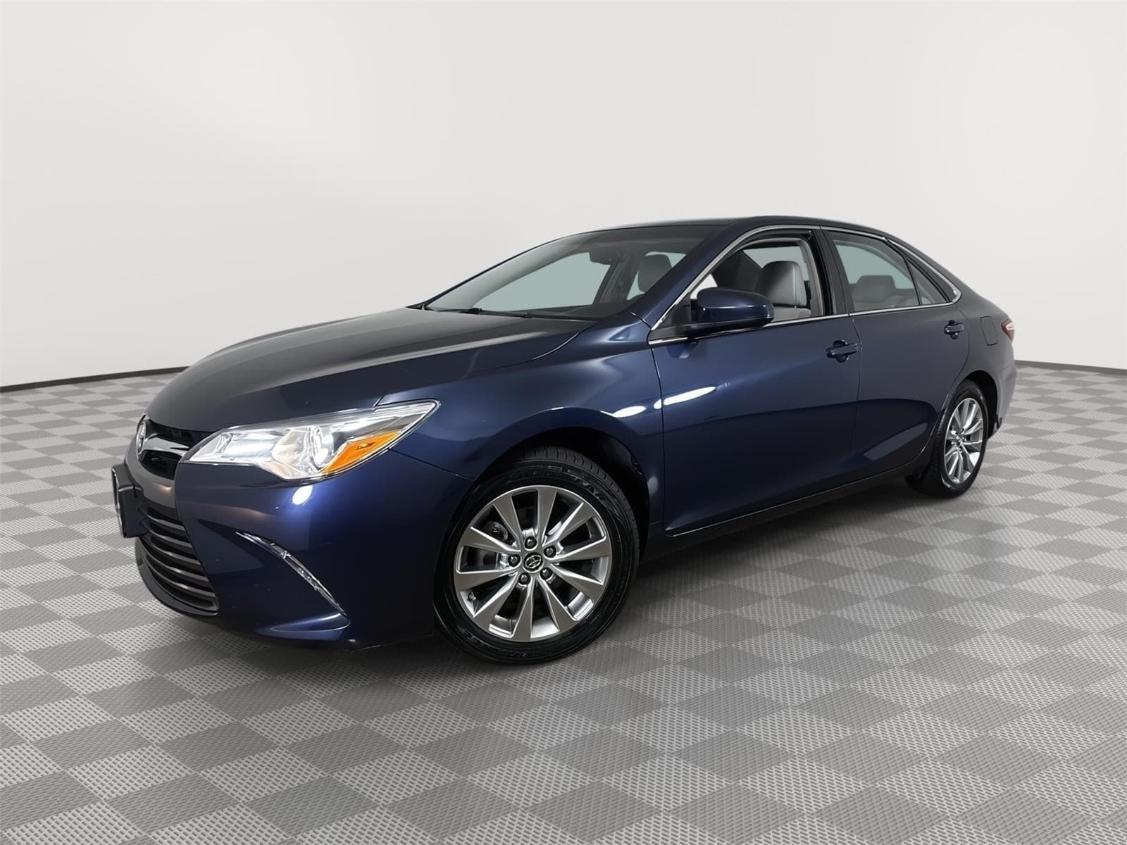 2016 Toyota Camry XLE — photo 1 of 5