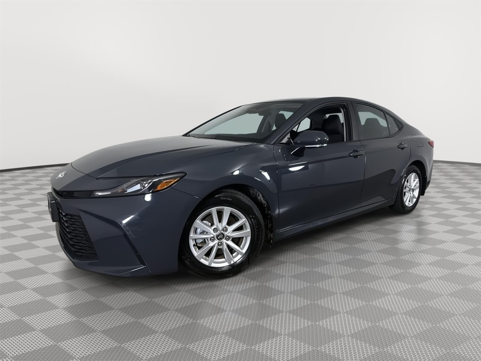 2025 Toyota Camry LE — photo 1 of 4