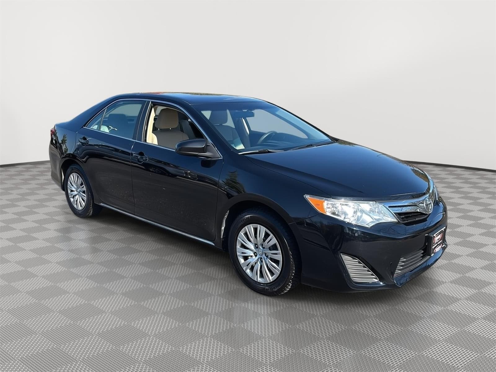 2013 Toyota Camry LE — photo 1 of 5