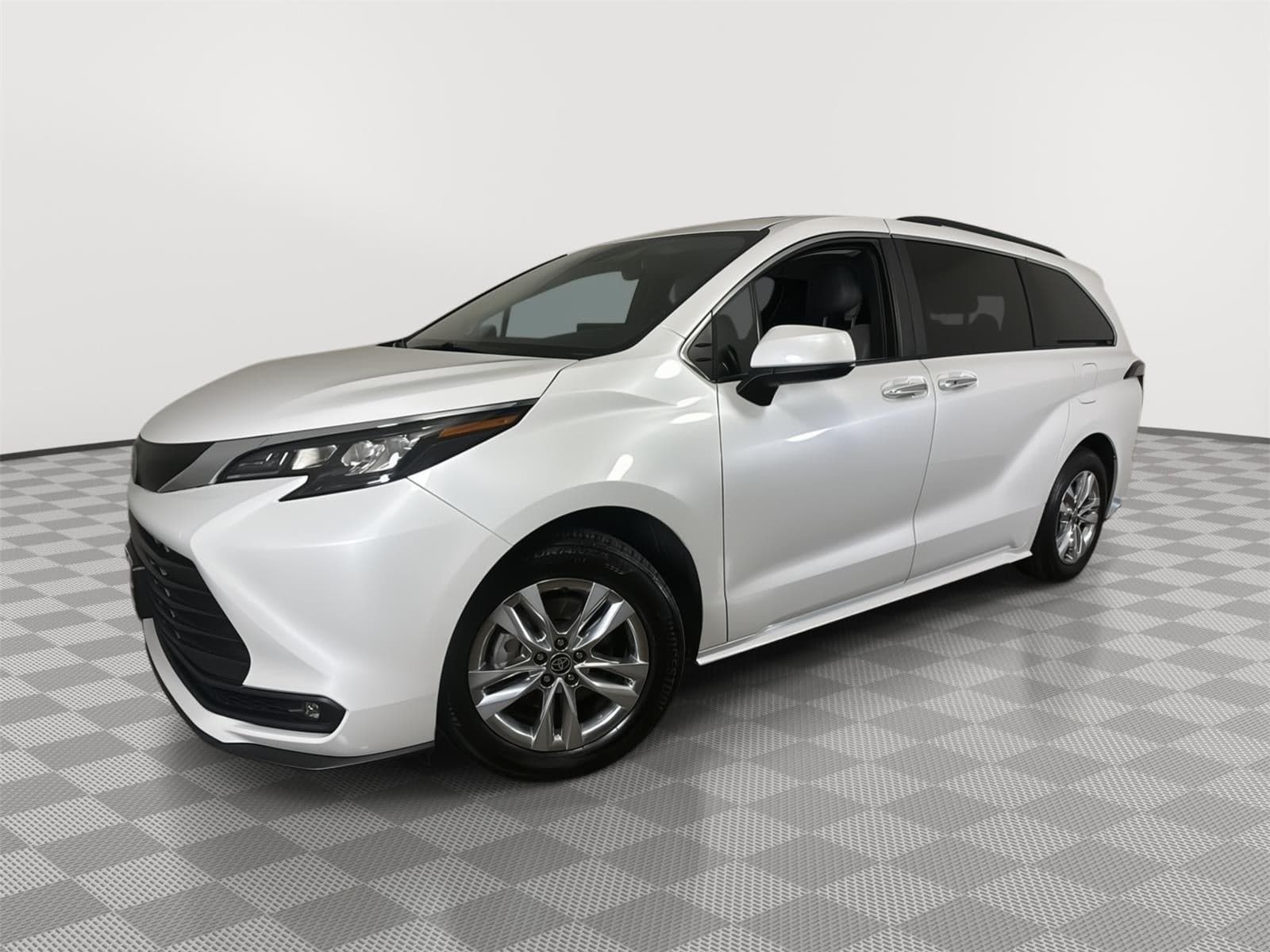 2025 Toyota Sienna XLE — photo 1 of 5