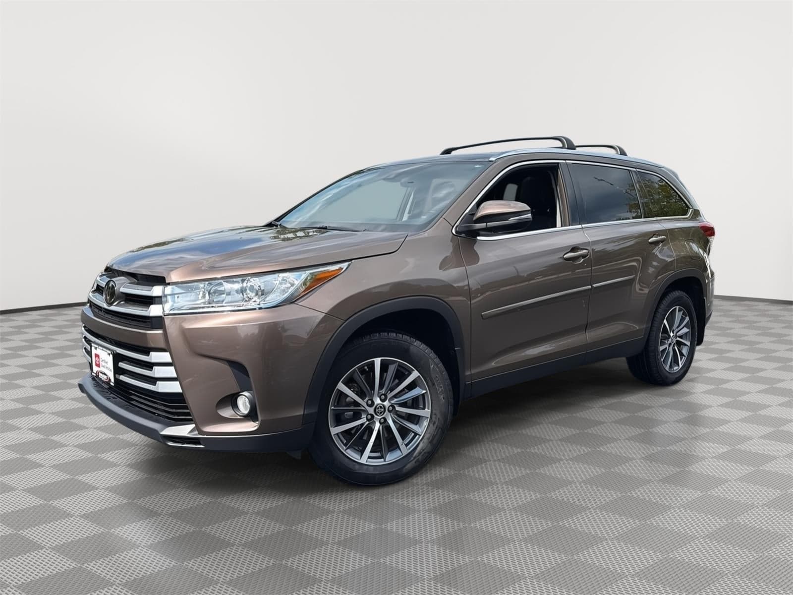 2019 Toyota Highlander XLE — photo 1 of 36