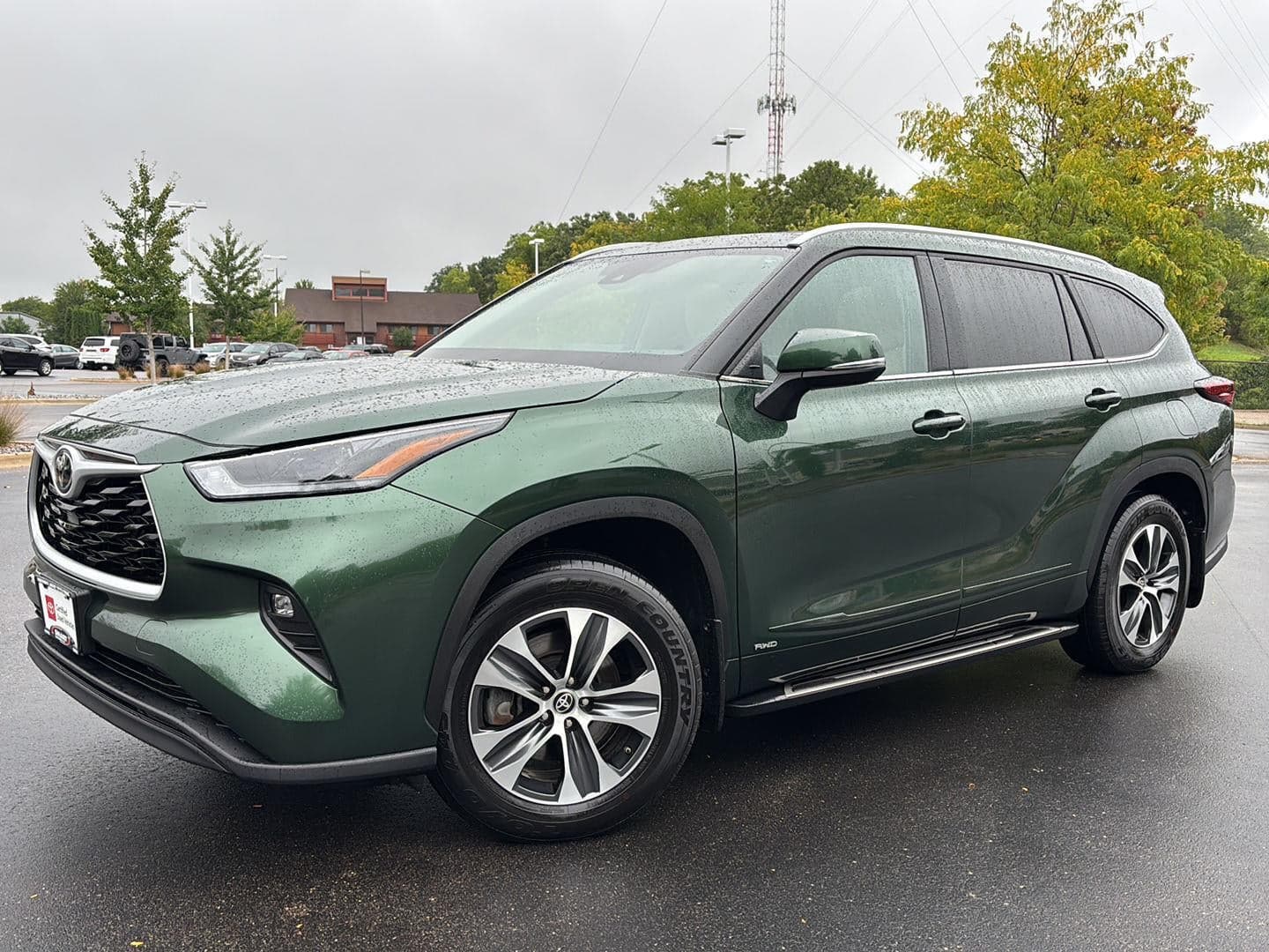 2025 Toyota Highlander Hybrid XLE — photo 1 of 31