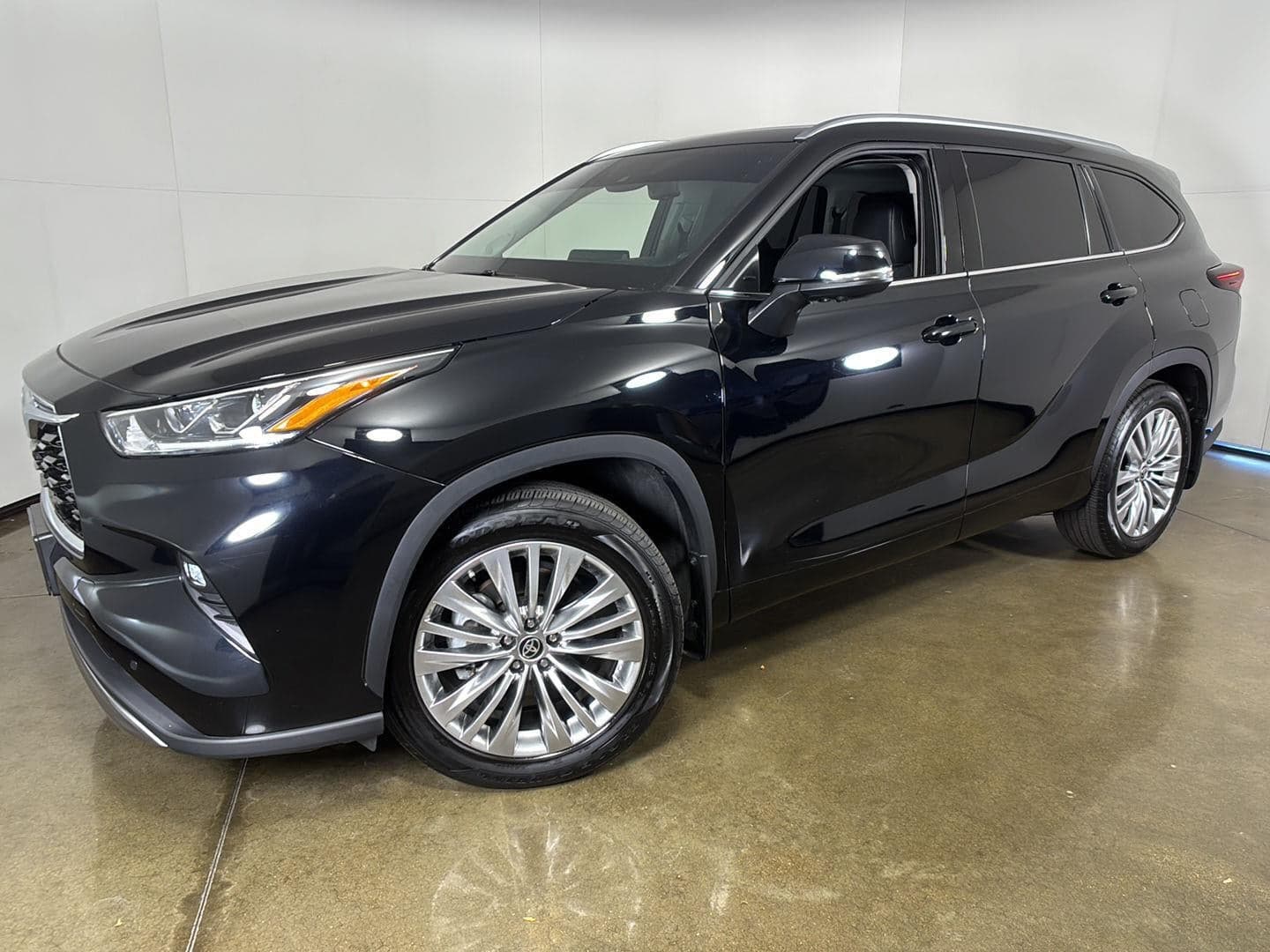 2025 Toyota Highlander Platinum — photo 1 of 5