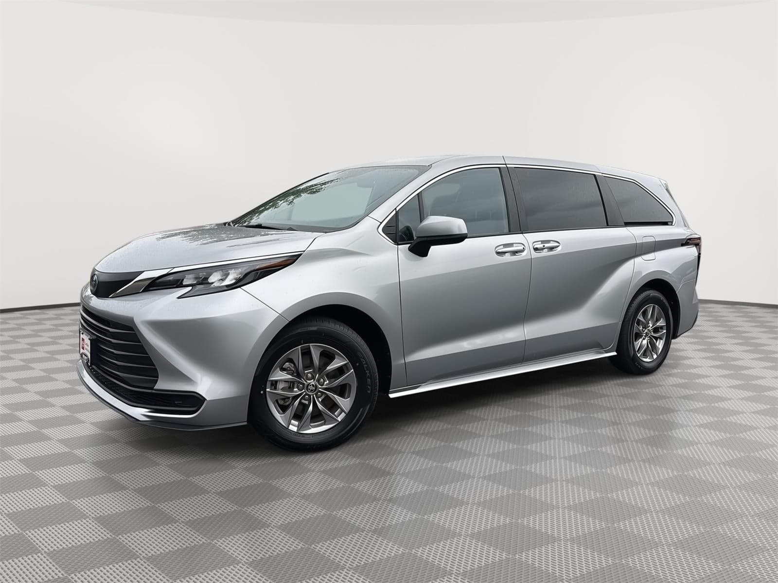 2025 Toyota Sienna LE — photo 1 of 32