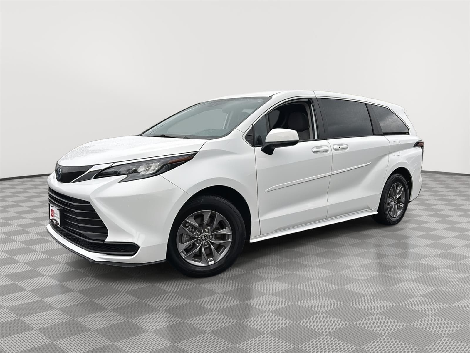 2024 Toyota Sienna LE — photo 1 of 31