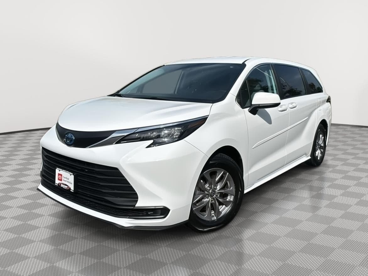 2024 Toyota Sienna LE — photo 1 of 30