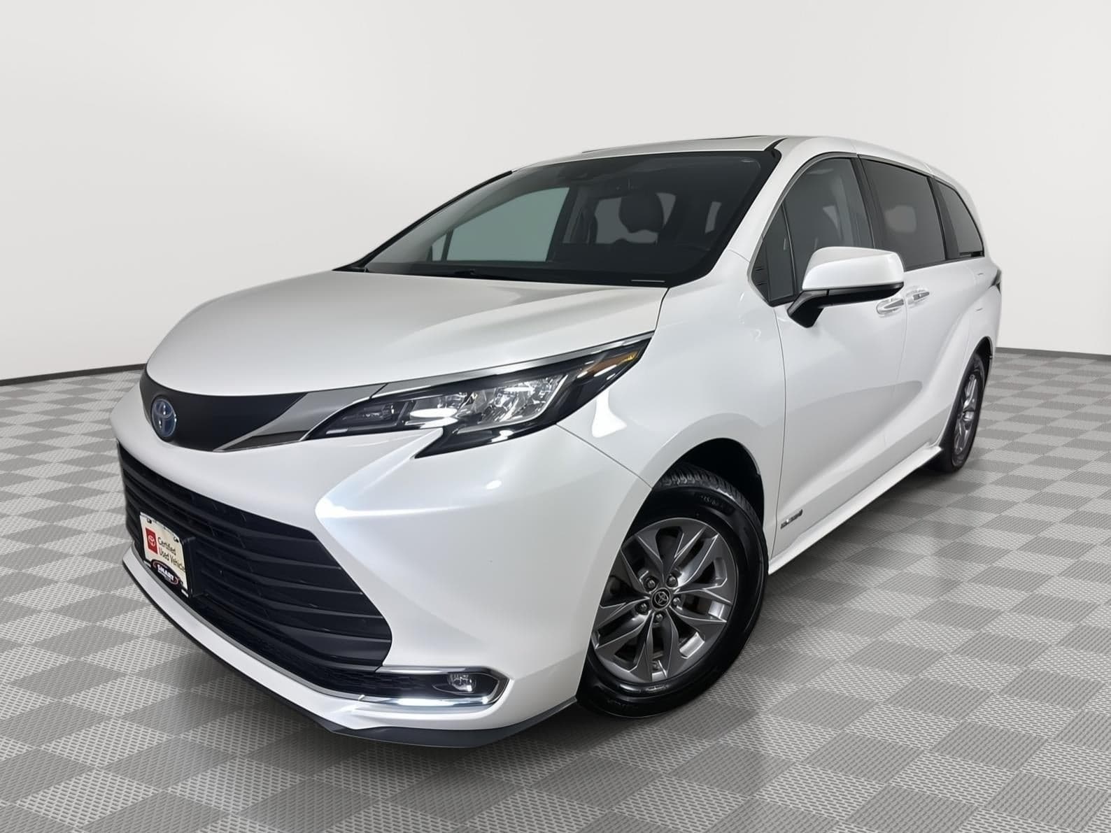 2021 Toyota Sienna XLE — photo 1 of 40