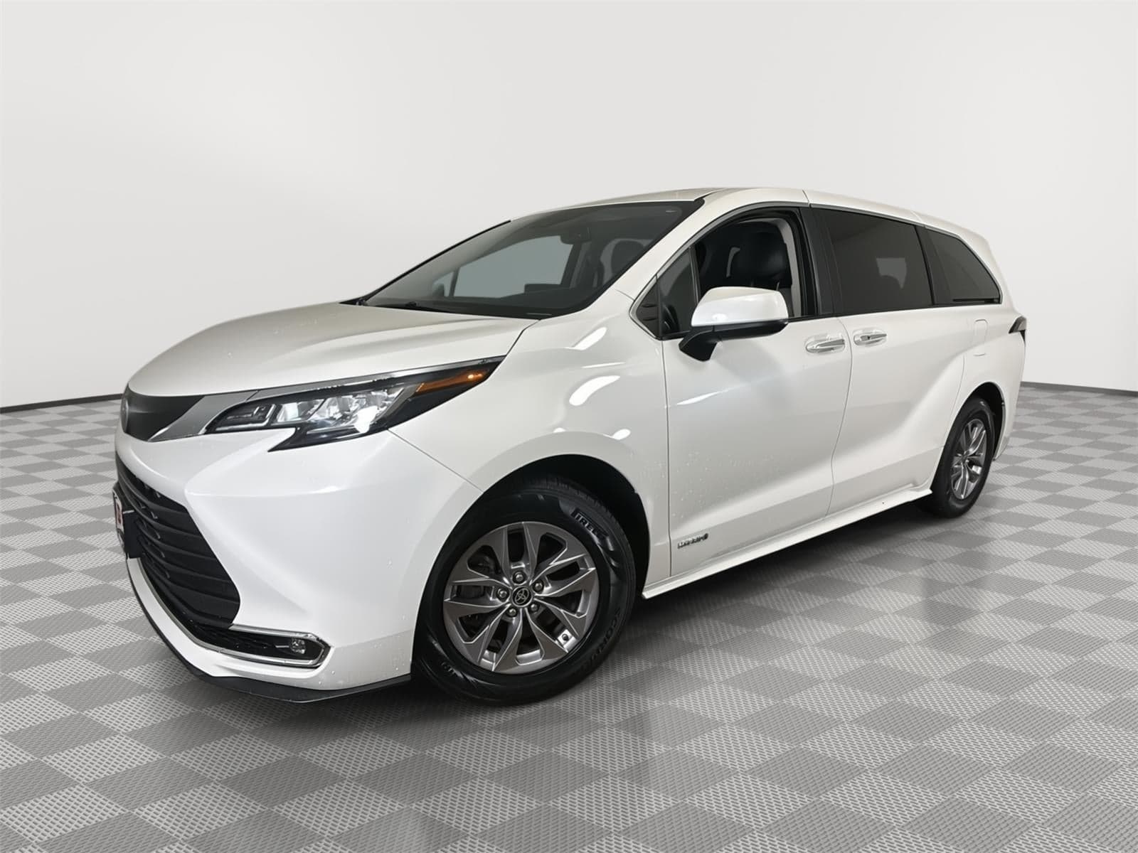 2021 Toyota Sienna XLE — photo 1 of 5