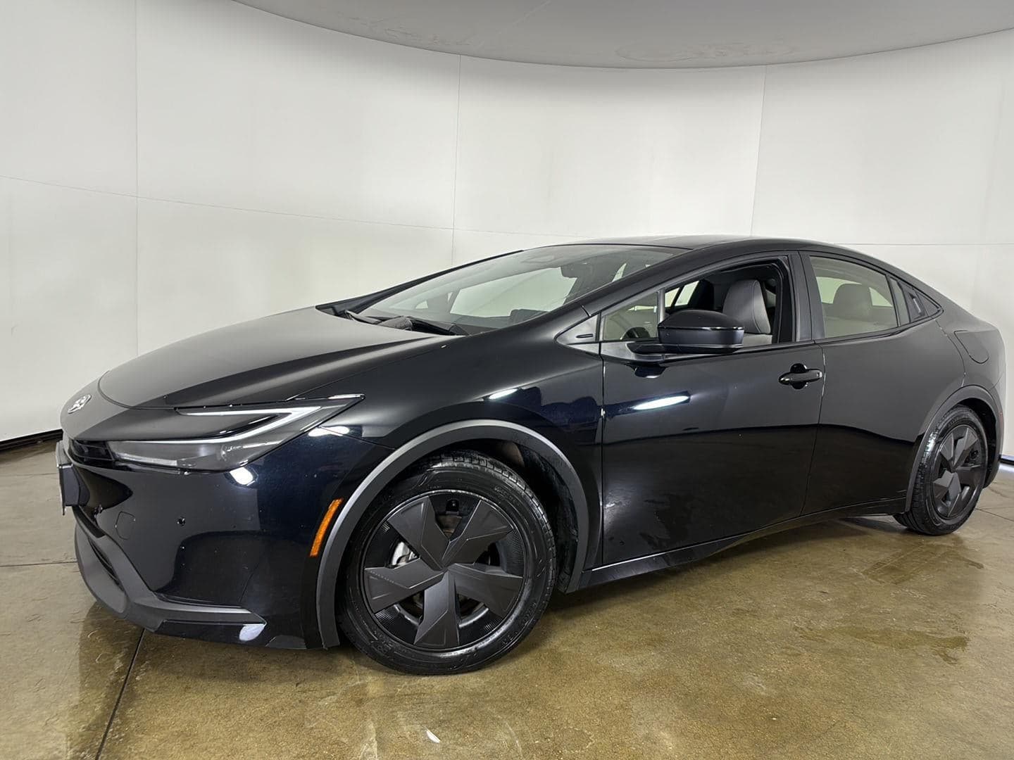 2025 Toyota Prius LE — photo 1 of 30