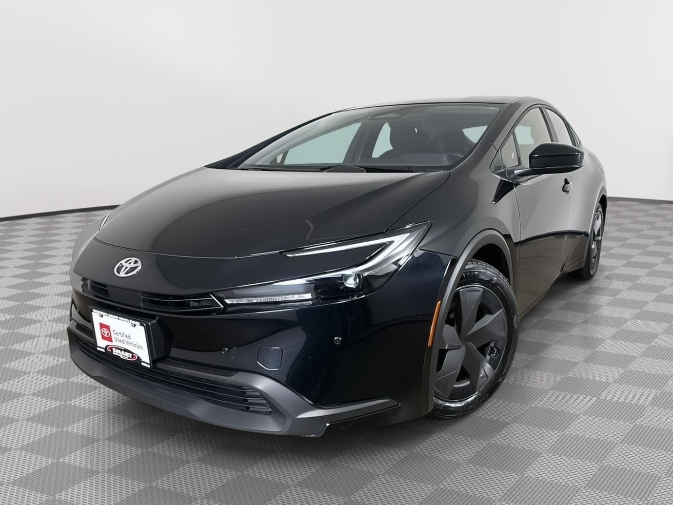 2025 Toyota Prius LE — photo 1 of 32