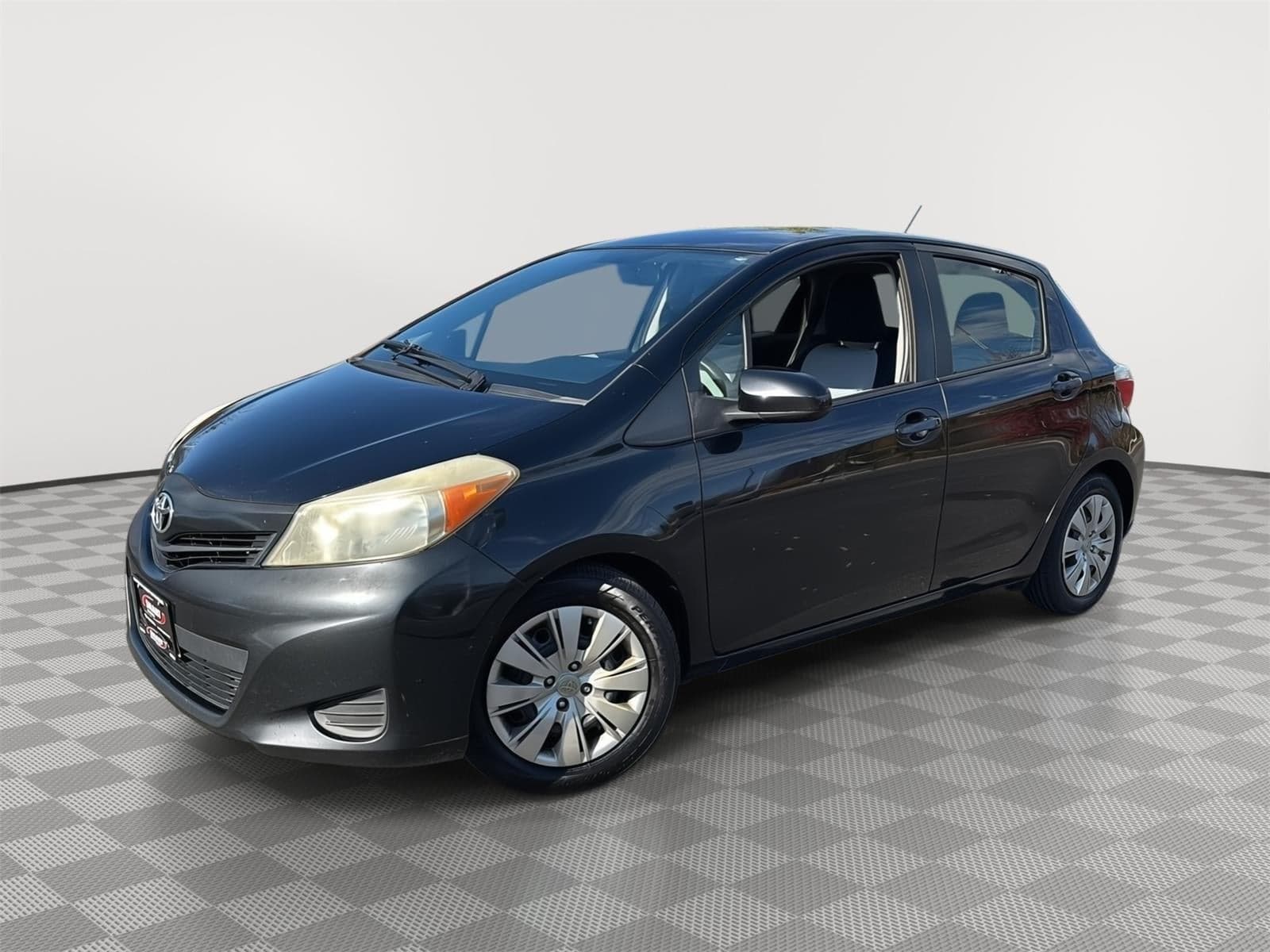 2012 Toyota Yaris LE — photo 1 of 5