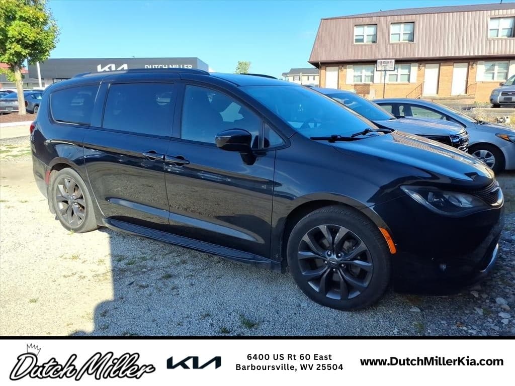 2019 Chrysler Pacifica Touring Plus — photo 1 of 5