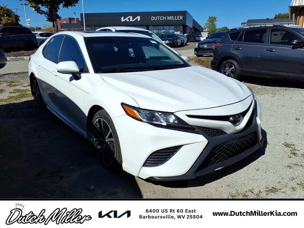 2019 Toyota Camry SE — photo 1 of 5