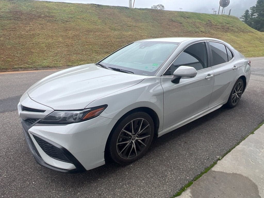 2022 Toyota Camry SE — photo 1 of 6