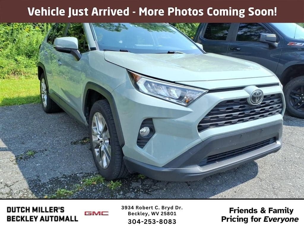 2019 Toyota RAV4 XLE — photo 1 of 9
