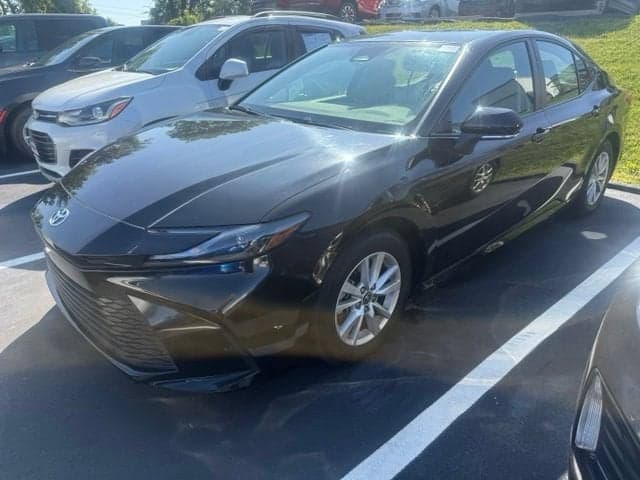 2025 Toyota Camry LE — photo 1 of 10