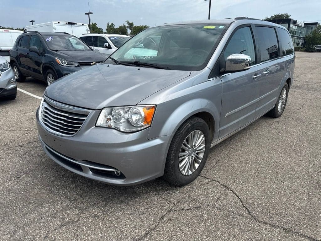 2015 Chrysler Town & Country Touring-L — photo 1 of 28