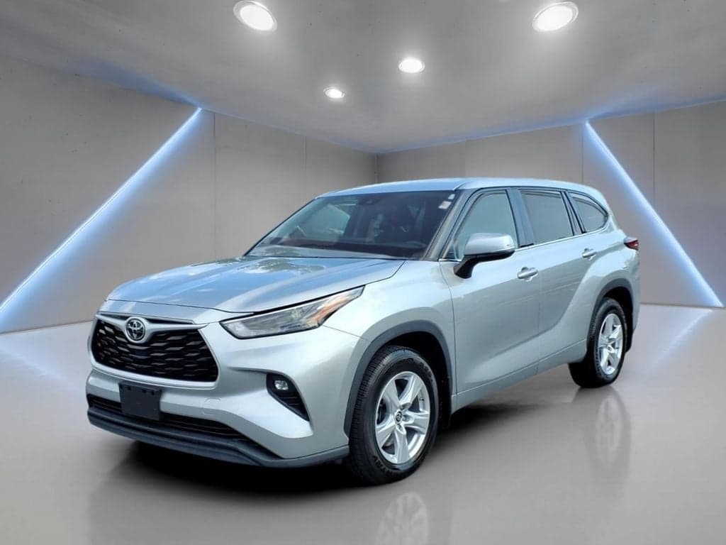 2022 Toyota Highlander LE — photo 1 of 5