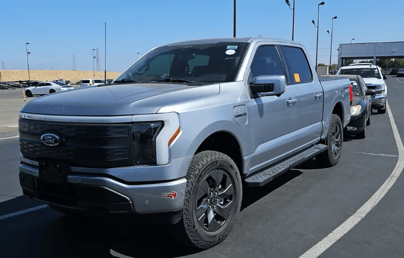 2023 Ford F-150 Lightning LARIAT — photo 1 of 26
