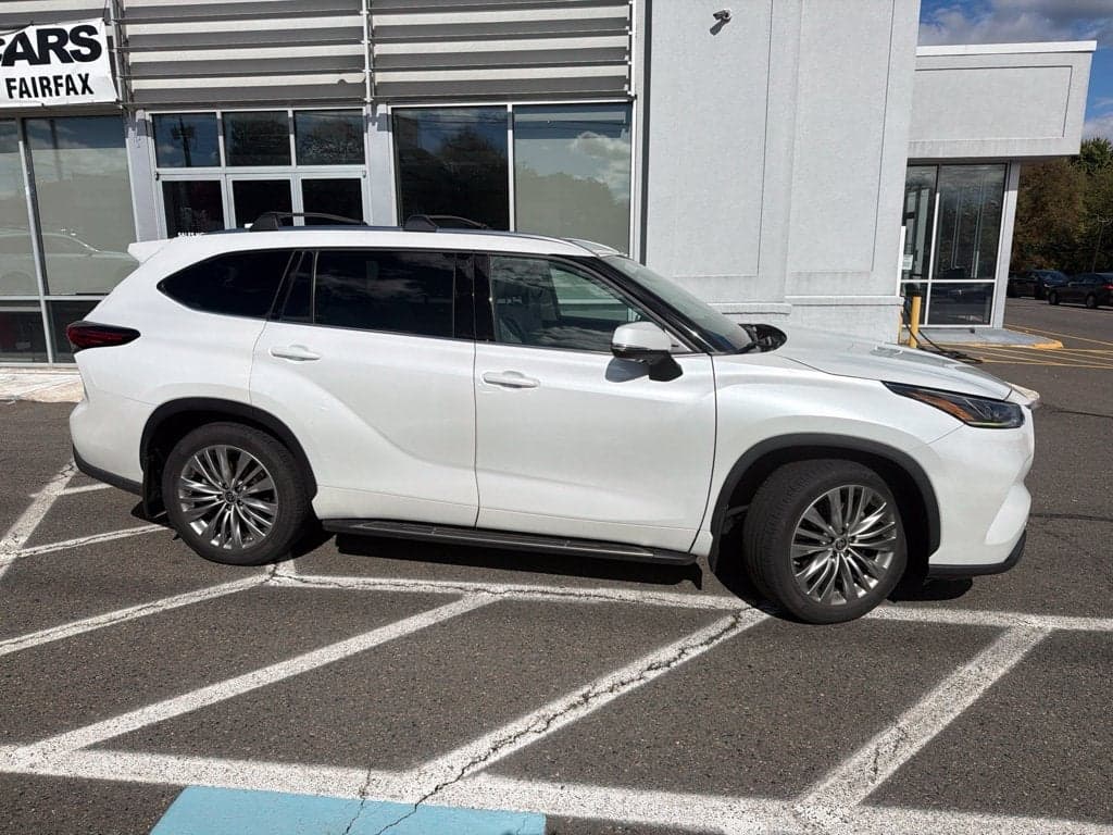 2022 Toyota Highlander Platinum — photo 1 of 5