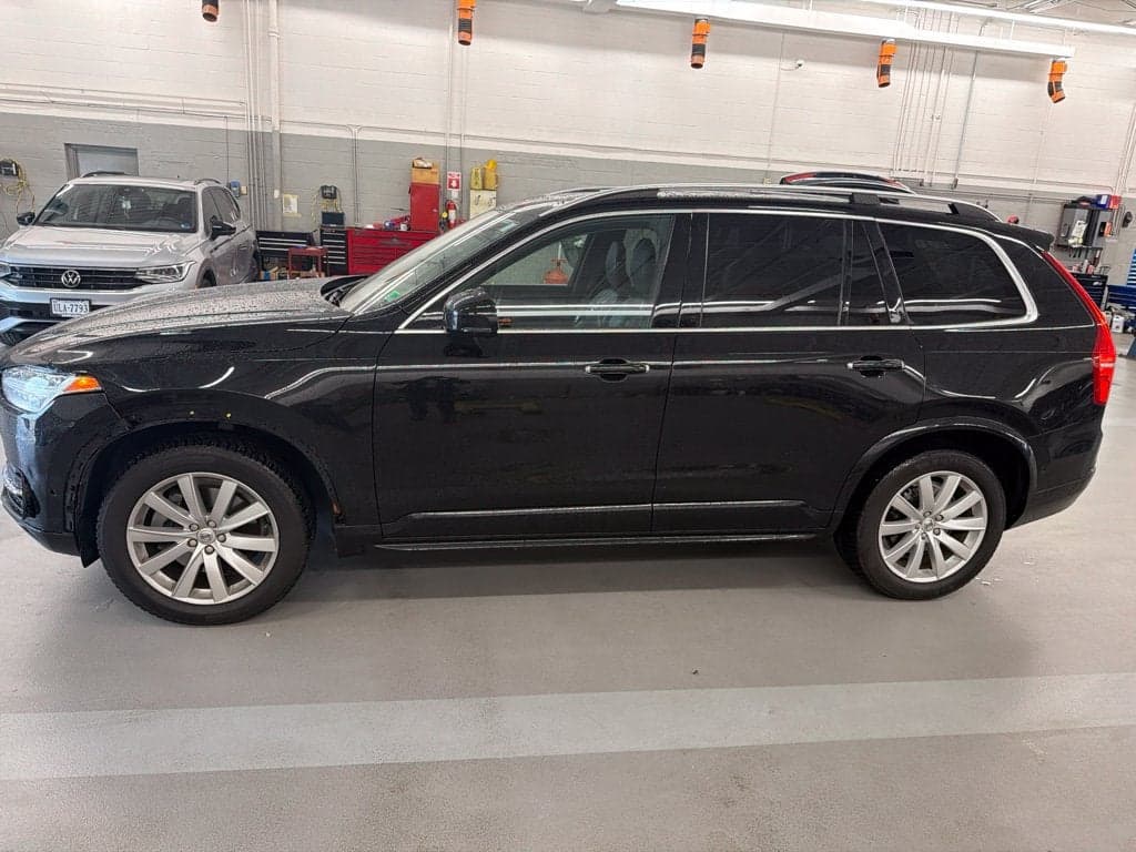 2019 Volvo XC90 Momentum — photo 1 of 3
